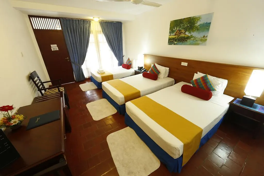 Catamaran Beach Hotel Negombo 3*,